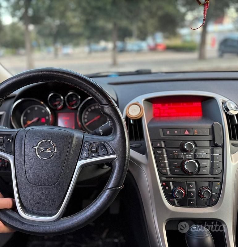 Usata Opel Astra Cosmo 110 CV (80 kW) 2011 Bianco Station wagon