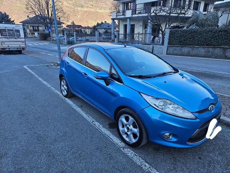 Usata Ford Fiesta Titanium 95 CV (69 kW) 2010 Blu/azzurro Berlina