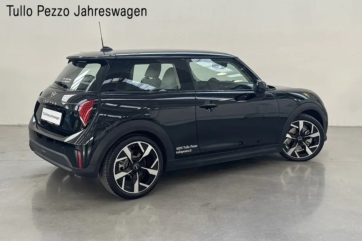 Usata Mini Cooper Classic 156 CV (114 kW) 2024 Midnight black metallizzato Utilitaria