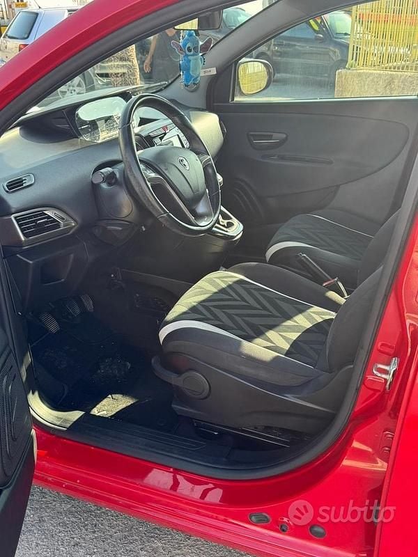 Usata Lancia Ypsilon Gold 69 CV (50 kW) 2015 Rosso Utilitaria