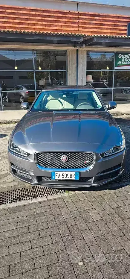 Usata Jaguar XE 180 CV (132 kW) 2015 Bluazzurro Berlina