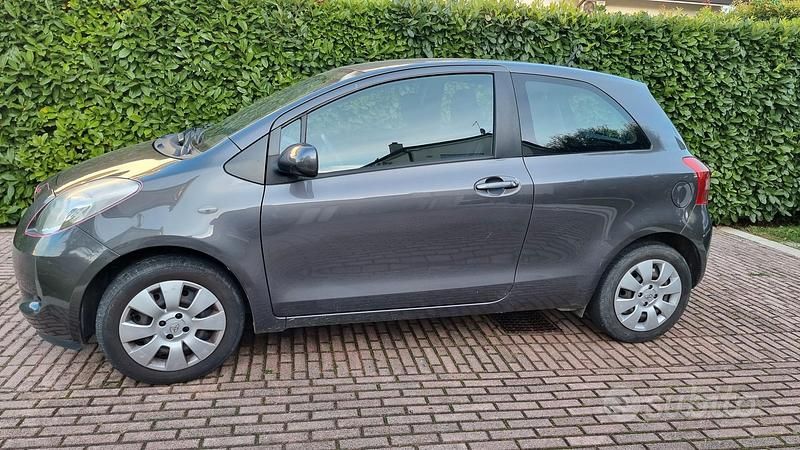 Usata Toyota Yaris 69 CV (50 kW) 2008 Grigio Utilitaria