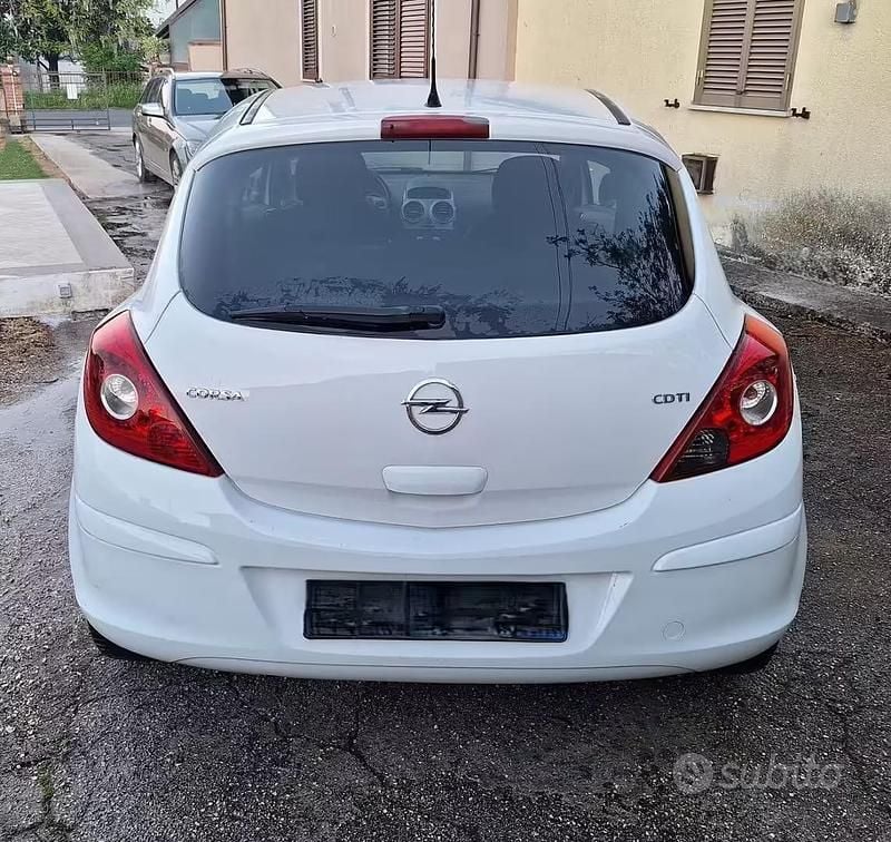 Usata Opel Corsa 75 CV (55 kW) 2011 Bianco Utilitaria
