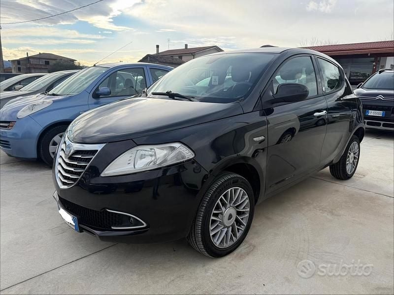 Usata Lancia Ypsilon Silver 85 CV (62 kW) 2013 Viola Utilitaria