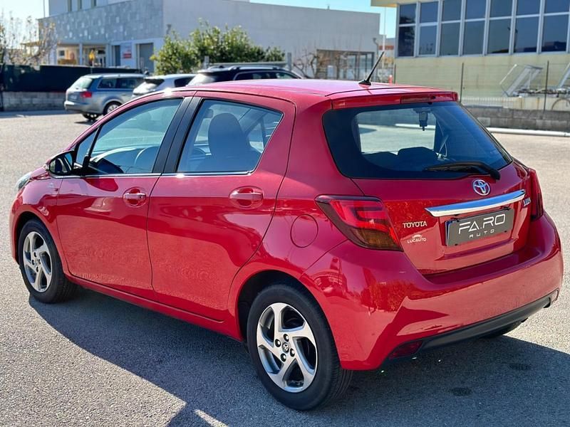 Usata Toyota Yaris Lounge 69 CV (50 kW) 2015 Rosso Berlina
