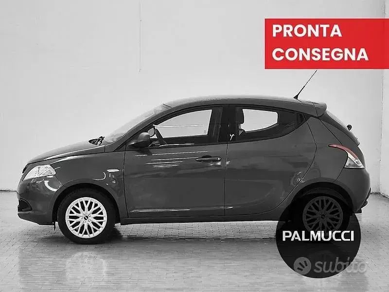 Usata Lancia Ypsilon Silver 69 CV (50 kW) 2015 Grigio Utilitaria