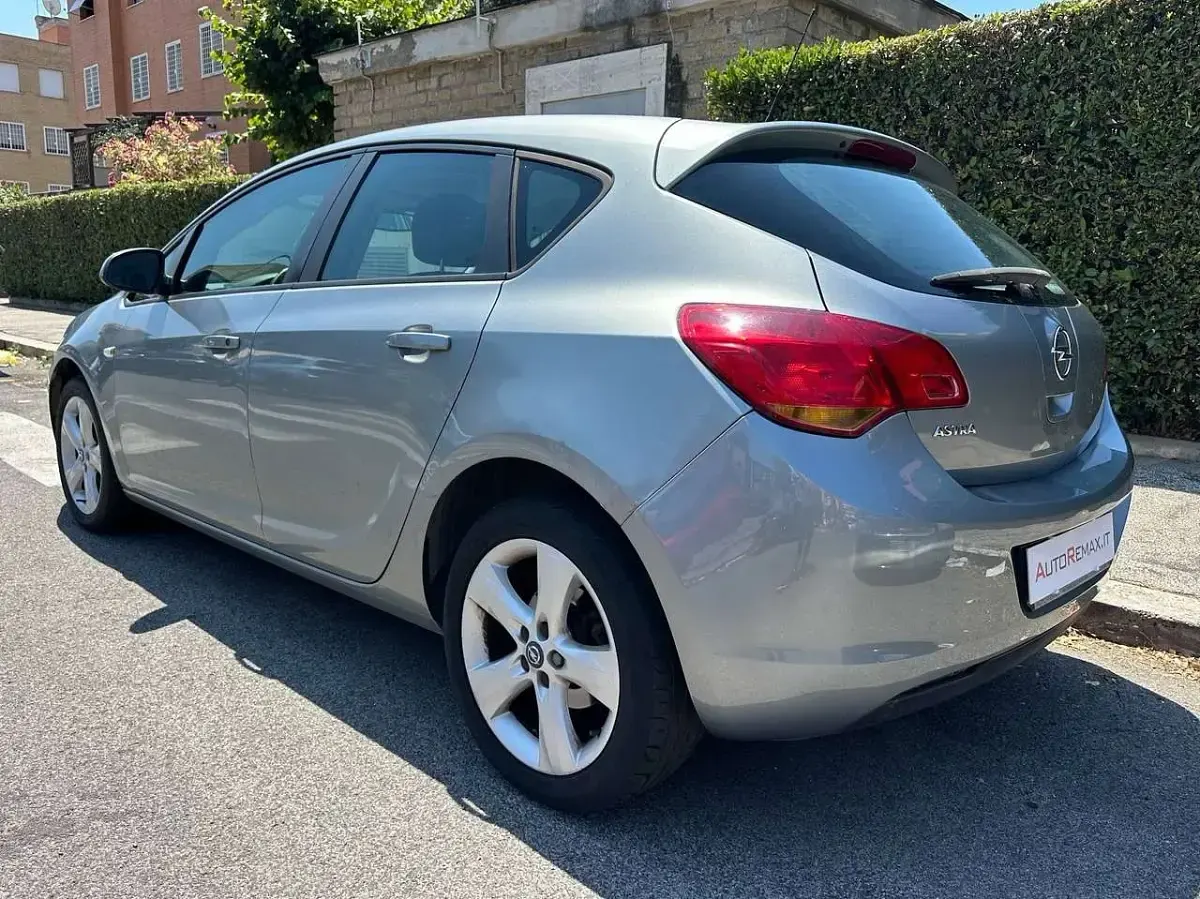 Usata Opel Astra 101 CV (74 kW) 2010 Argento Berlina