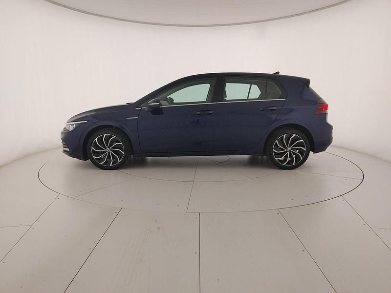 Begagnad VW Golf VIII Style 116 HK (85 kW) 2023 Blå Sedan
