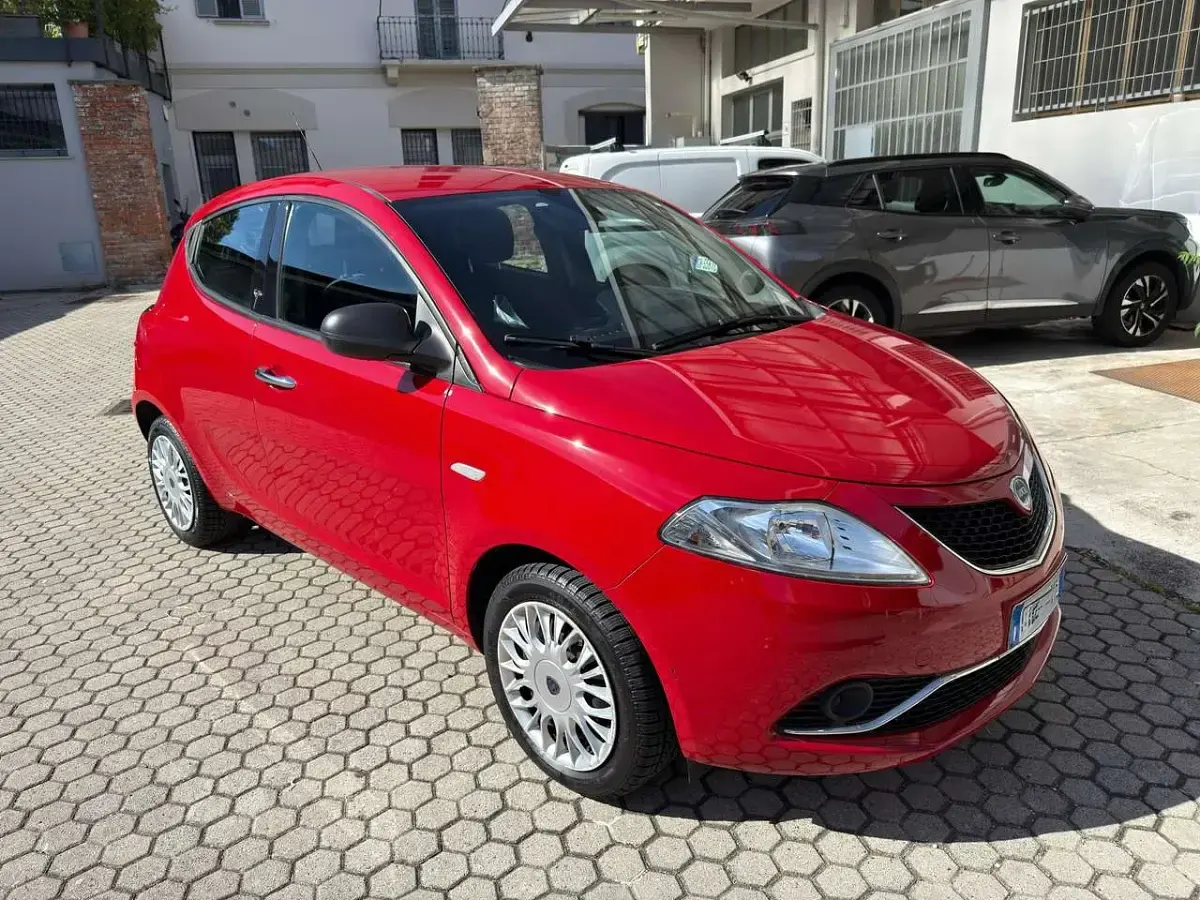 Usata Lancia Ypsilon Silver 69 CV (50 kW) 2017 Rosso Utilitaria