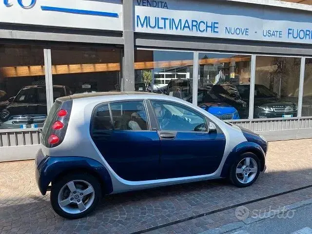 Begagnad Smart ForFour Passion 75 HK (55 kW) 2004 Blå Halvkombi