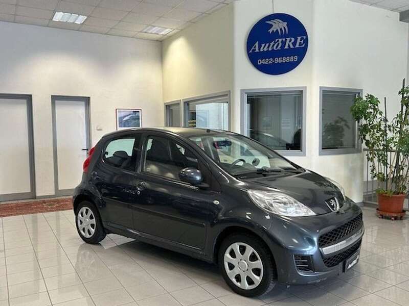 Grigio Usata 2012 Peugeot 107 Access Due volumi | 5000 € (Buon prezzo) - Immagine 1/4