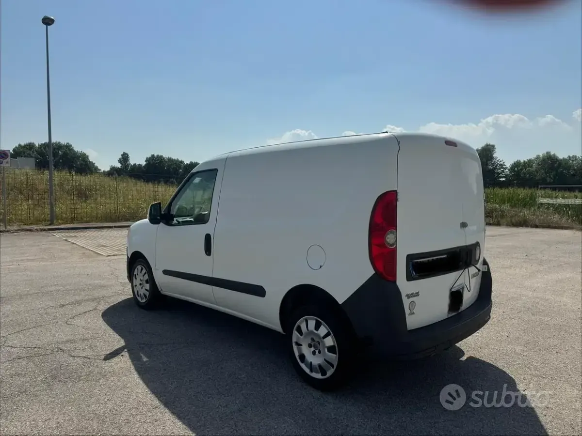 Usata Fiat Doblò 120 CV (88 kW) 2011 Bianco Monovolume