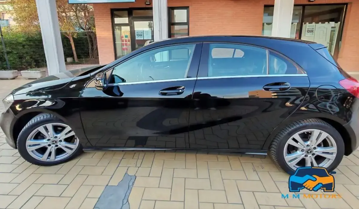 Usata Mercedes A180 109 CV (80 kW) 2017 Nero profondo Utilitaria