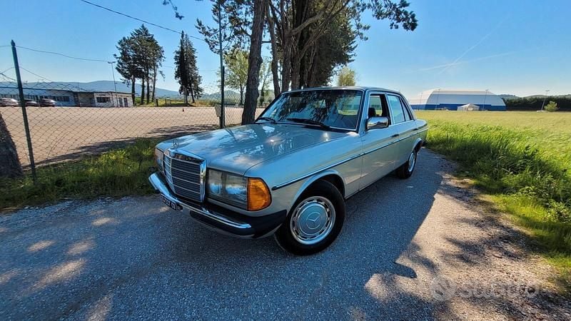 Käytetty Mercedes 200 109 HP (80 kW) 1983 Sedan