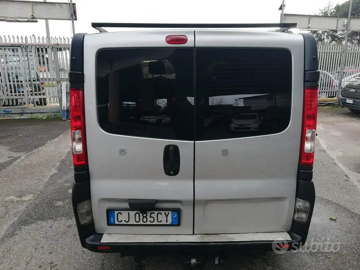 Usata Renault Trafic 100 CV (73 kW) 2003 Grigio Monovolume
