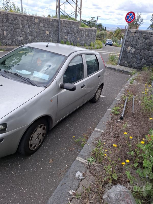 Grigio Usata 2001 Fiat Punto Due volumi | 1500 € (Buon prezzo) - Immagine 1/4