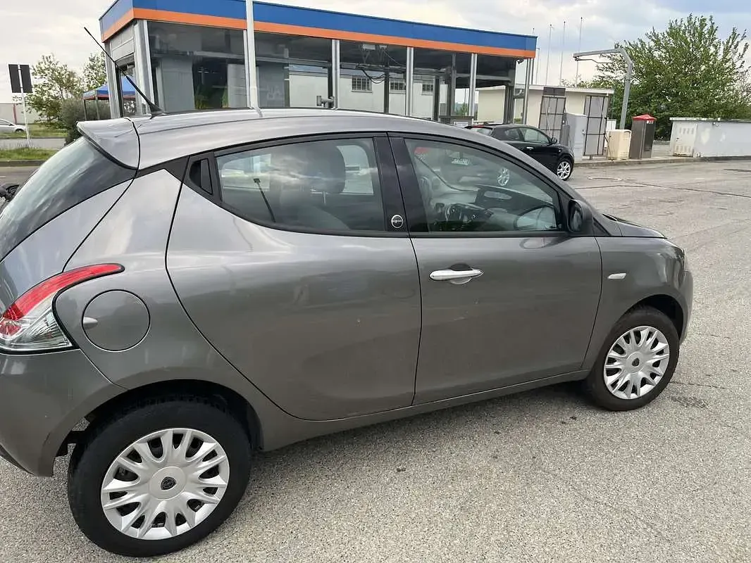 Usata Lancia Ypsilon 80 CV (58 kW) 2014 Argento Utilitaria