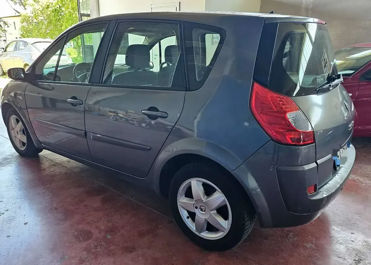 Usata Renault Scénic 105 CV (77 kW) 2008 Blu/azzurro Monovolume