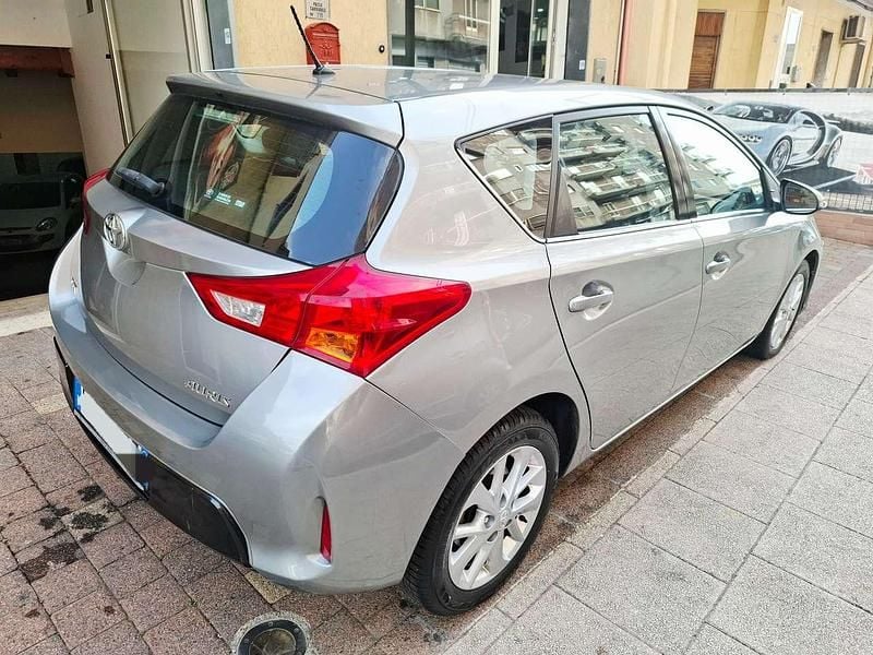 Usata Toyota Auris Lounge 90 CV (66 kW) 2014 Perlato Berlina