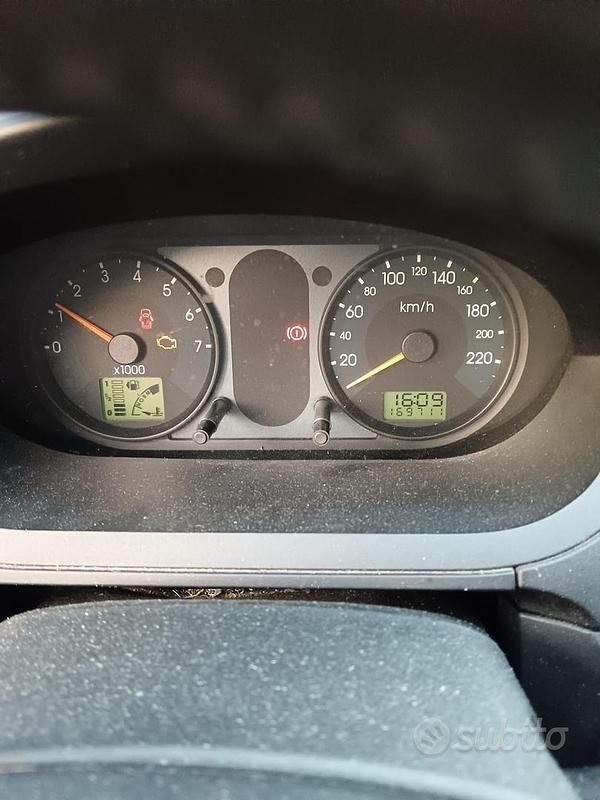 Usata Ford Fiesta 75 CV (55 kW) 2002 Grigio Utilitaria