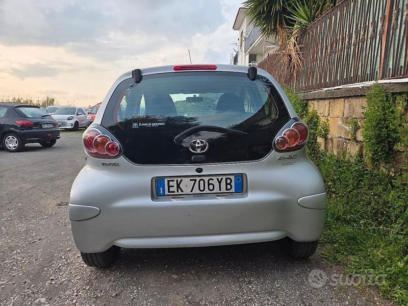 Usata Toyota Aygo 68 CV (50 kW) 2011 Grigio Utilitaria
