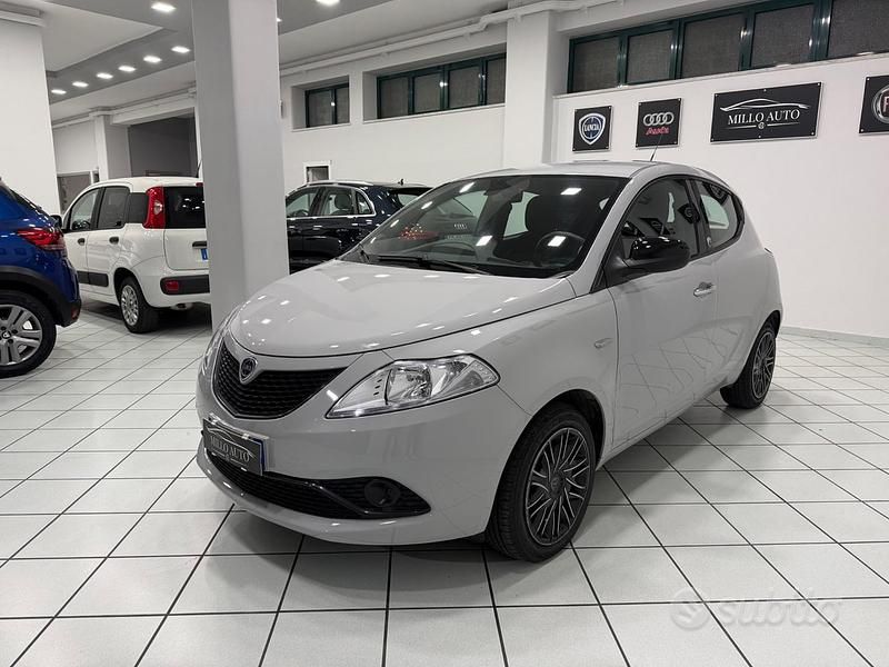Usata Lancia Ypsilon Gold 69 CV (50 kW) 2018 Grigio Utilitaria