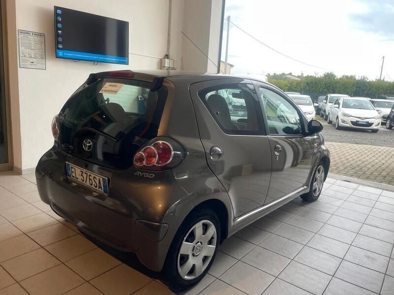 Usata Toyota Aygo 68 CV (50 kW) 2012 Grigio Utilitaria