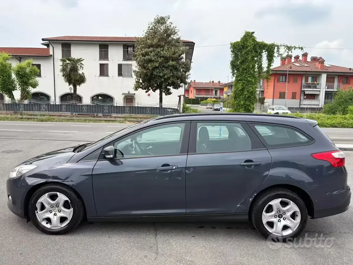Usata Ford Focus 95 CV (69 kW) 2013 Grigio Station wagon