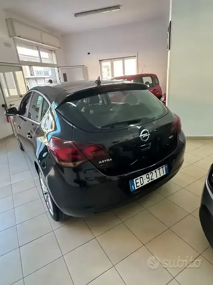 Usata Opel Astra 110 CV (80 kW) 2010 Nero Berlina