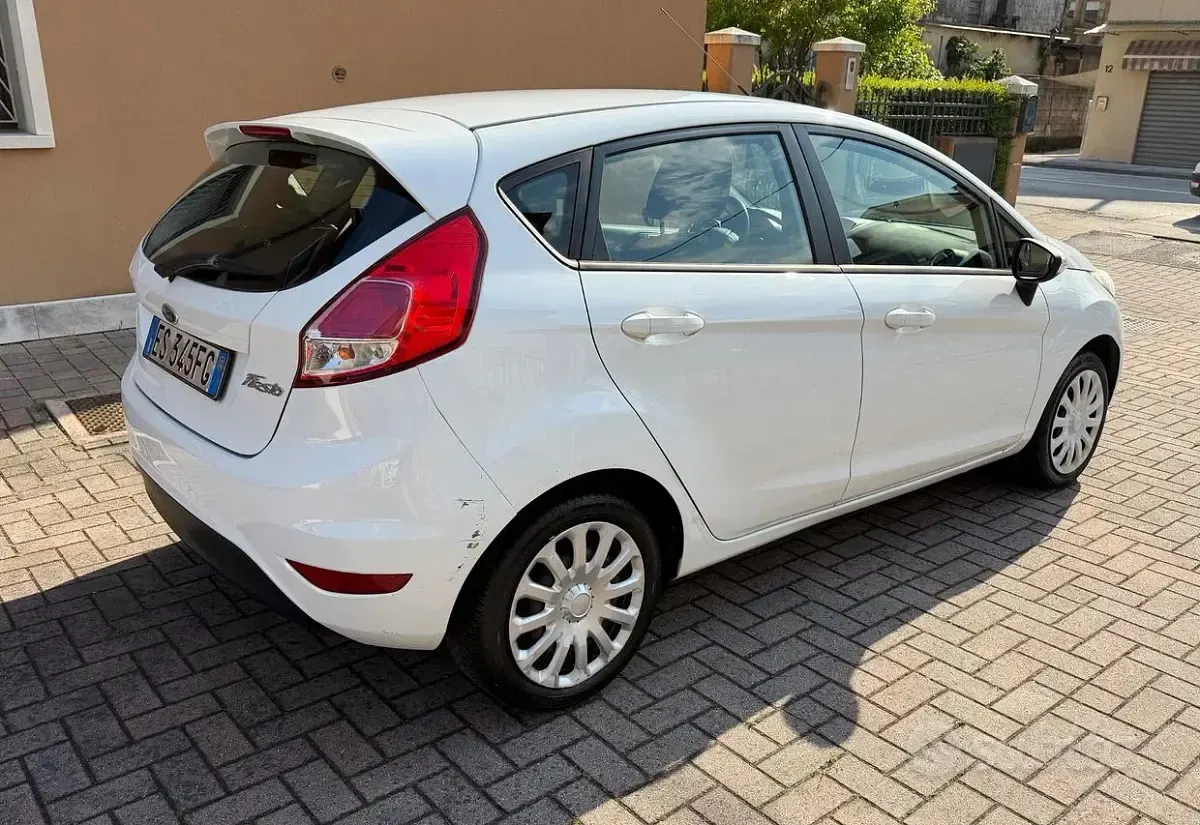 Usata Ford Fiesta 60 CV (44 kW) 2013 Bianco Berlina