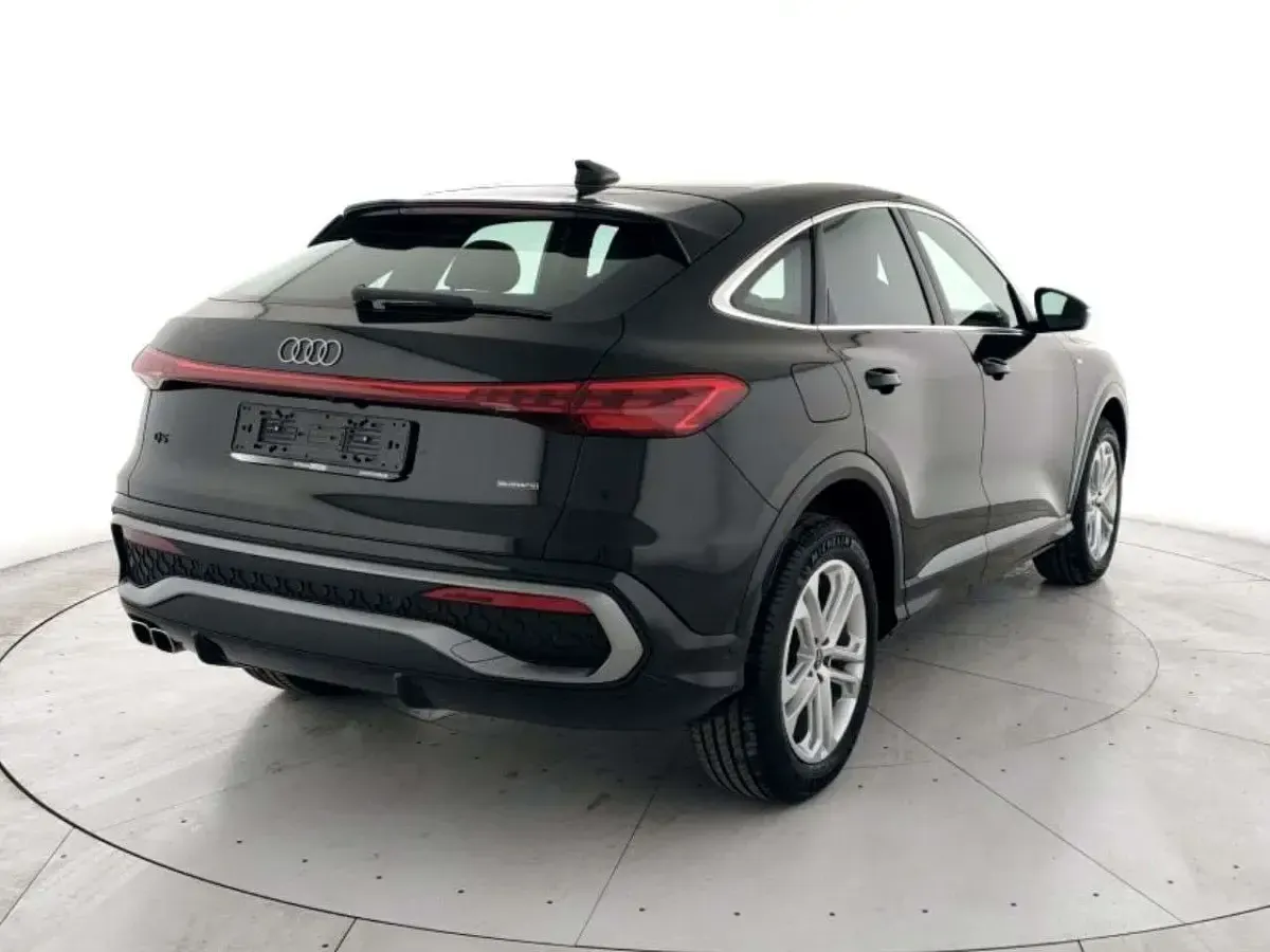 Nuova Audi Q5 Sportback S-Line 204 CV (150 kW) 2025 Negru mythos metalizzato SUV