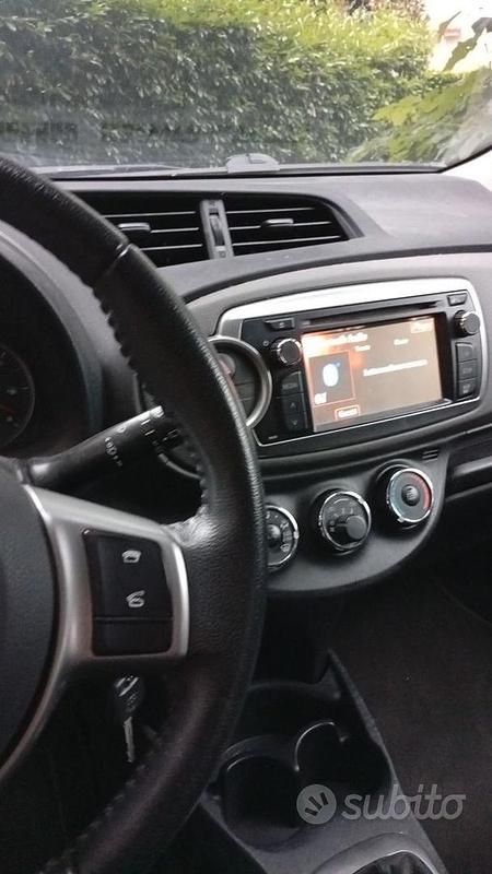 Usata Toyota Yaris Lounge 69 CV (50 kW) 2012 Grigio Utilitaria