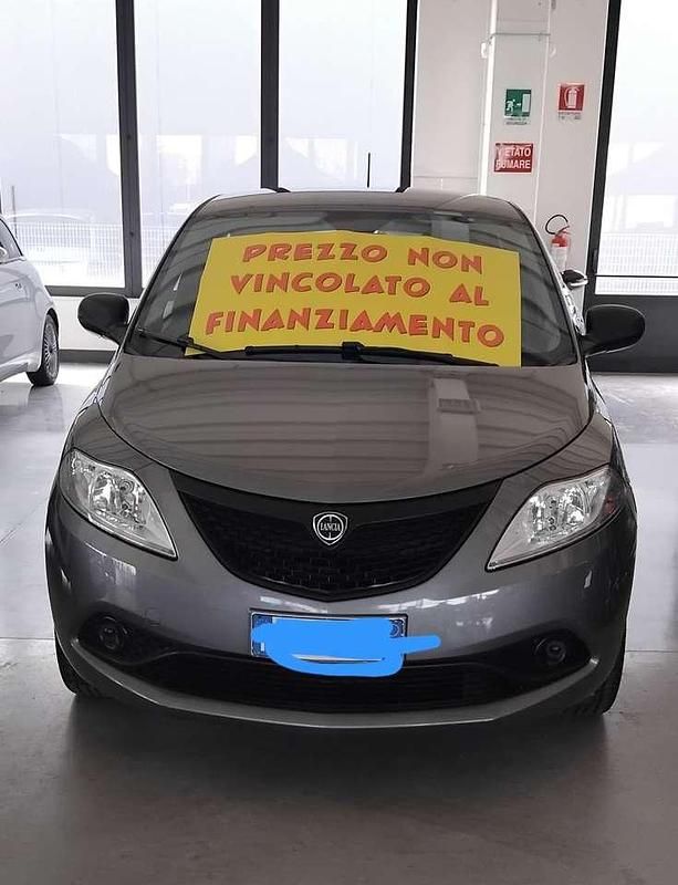 Usata Lancia Ypsilon Silver 69 CV (50 kW) 2021 Grigio Utilitaria