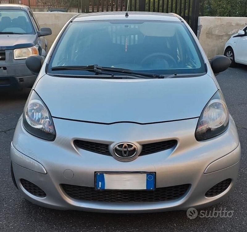 Usata Toyota Aygo Connect Style 70 CV (51 kW) 2011 Grigio Utilitaria