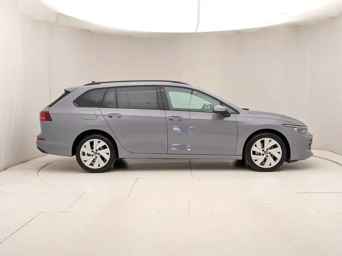 Usata VW Golf VIII Life 150 CV (110 kW) 2024 Grigio Station wagon