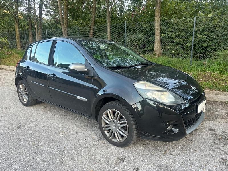 Usata Renault Clio II Luxe 101 CV (74 kW) 2010 Nero Berlina