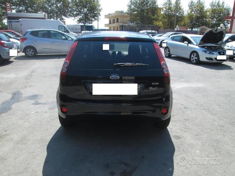 Usata Ford Fiesta Ghia 70 CV (51 kW) 2006 Grigio Utilitaria