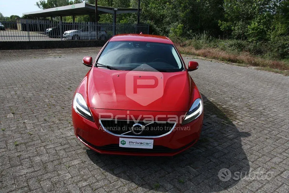 Usata Volvo V40 Kinetic 120 CV (88 kW) 2017 Rosso Utilitaria