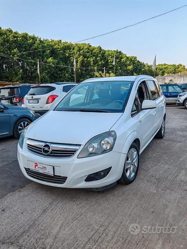 Bianco Usata 2012 Opel Zafira Business Monovolume | 3300 € (Ottimo prezzo) - Immagine 1/4