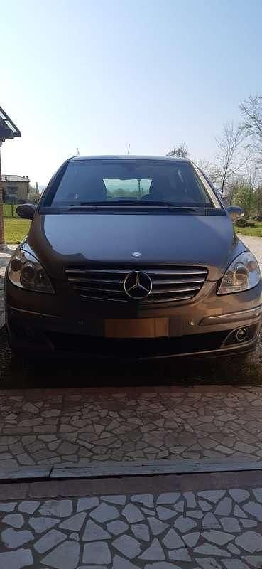 Usata Mercedes 200 140 CV (102 kW) 2008 Argento Monovolume