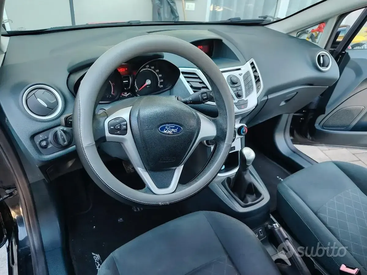 Usata Ford Fiesta 70 CV (51 kW) 2011 Nero Berlina