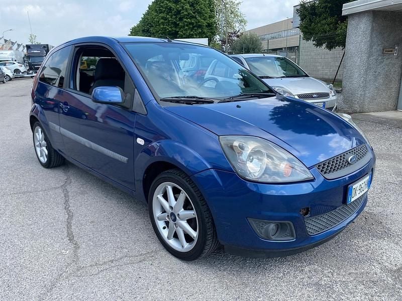 Usata Ford Fiesta Titanium 75 CV (55 kW) 2007 Blu Utilitaria