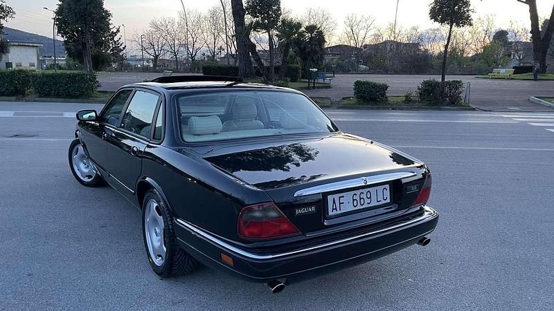 Usata Jaguar XJR 325 CV (239 kW) 1996 Nero Berlina