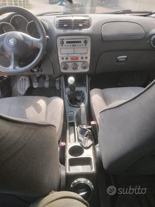 Usata Alfa Romeo 147 105 CV (77 kW) 2003 Grigio Utilitaria