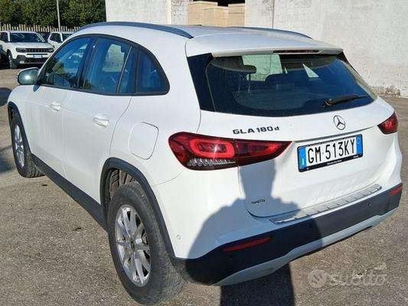 Usata Mercedes GLA180 Business 116 CV (85 kW) 2022 Bianco polare pastello SUV