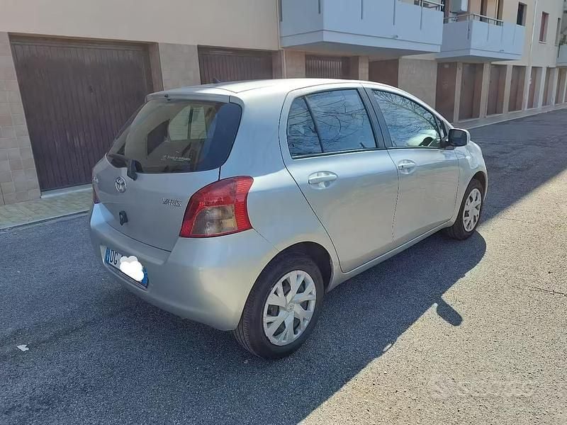 Usata Toyota Yaris Sol 69 CV (50 kW) 2007 Grigio Utilitaria