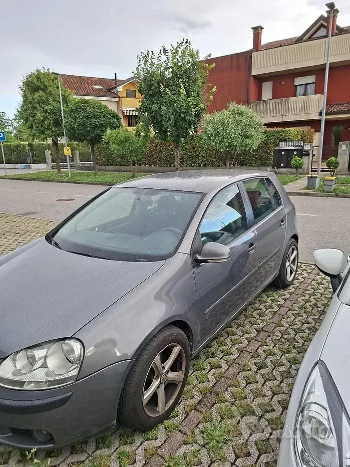 Usata VW Golf V 102 CV (75 kW) 2007 Grigio Berlina