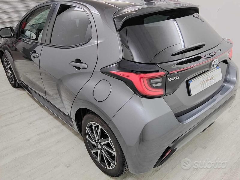 Usata Toyota Yaris Hybrid Style 92 CV (67 kW) 2022 Grigio Berlina
