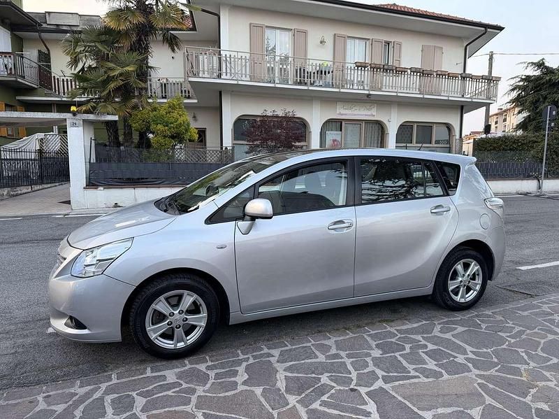 Usata Toyota Verso Sol 132 CV (97 kW) 2010 Grigio Monovolume