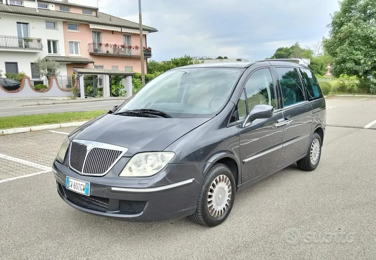 Usata Lancia Phedra 128 CV (94 kW) 2005 Grigio Monovolume